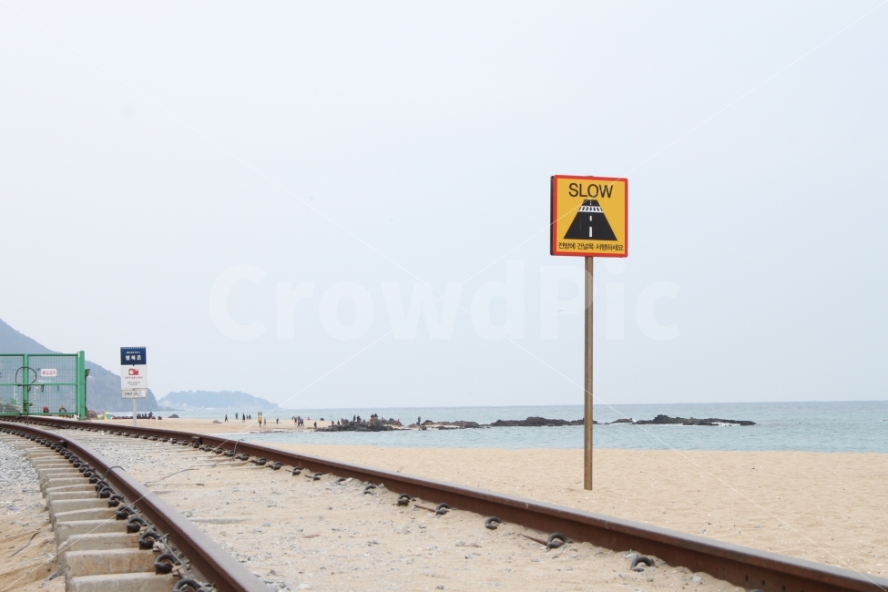 교통,기찻길,바다,강원도,표지판,겨울,정동진,해변,바다,beach,sea,교통,교통수단,traffic,transportation,railway,철도,train track,rail,레일