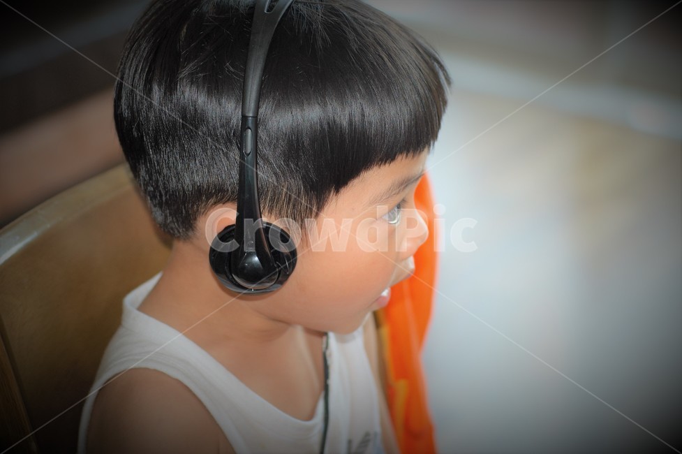 다문화,아이,남아,다문화아도,다문화가정,감동,이어폰,놀람,사람,인물,인간,human,person,어린이,어린아이,child,children,kid