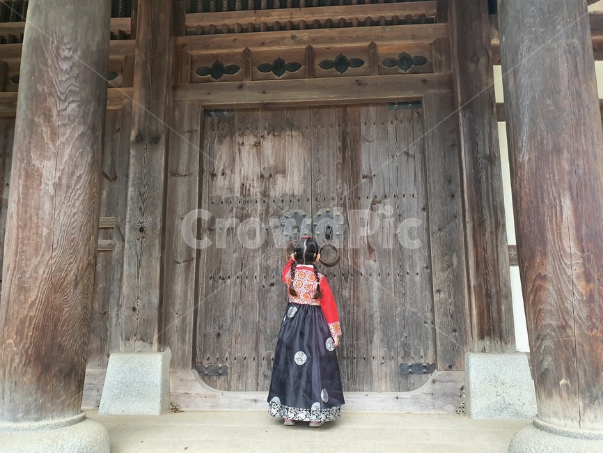 한복,아이,여자,민속촌,의복,패션,옷,의류,뒷모습,apparel,clothing,한국전통,한국문화,korean traditional,korean culture,한복,한국전통의상,hanbok,korean traditional clothes,사람,인물,인간,human,person,어린이,어린아이,child,children,kid