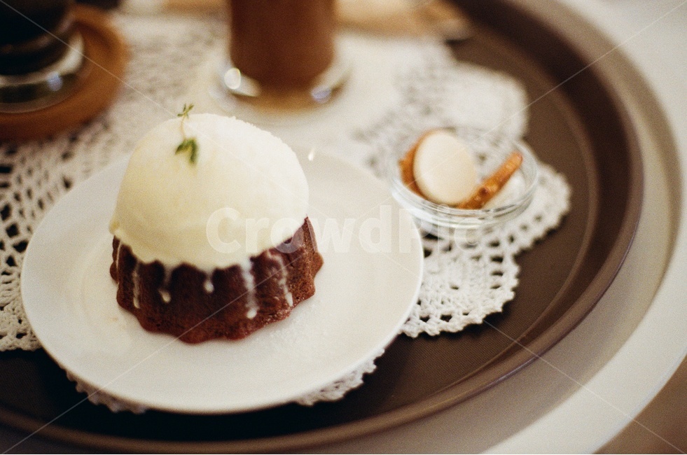 chocolate cake,plate,delicious,film photography,Tray,cafe,ice cream,dessert,cake,coffee,sweet