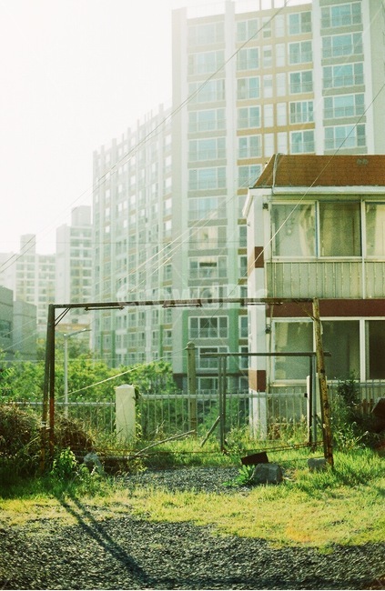 세월,흔적,그네,경계,쓸쓸함,과거,현재,공존,놀이터,도시,풍경,city,landscape,한국도시풍경,한국도시경관,korea cityscape,building,건물,시티,high rise,고층 건물,town,urban,어반,office building,사무실 건물