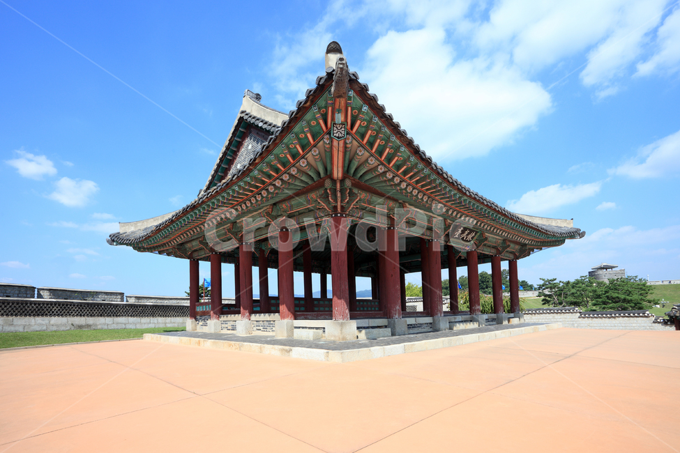 수원화성,수원성,동장대,연무대,수원,화성,문화재,사적,풍경,성,누각,망루,정자,건물,건축,건축물,전통건축,전통건축물,유적,유적지,성곽,명소,단청,처마,하늘,구름,마당,바닥,공간,배경,백그라운드,유네스코,세계문화유산,문화유산,세계유산,고건축,조선,조선시대,관광지,문화,역사,수원시,경기도,한국,한국전통,한국문화,korean traditional,korean culture,랜드마크,landmark,tourist attraction,한국랜드마크,한국관광지,한국명소,korea landmark,korea tourist attraction,건축물,건물외관,exterior,building,structure,architecture,construction