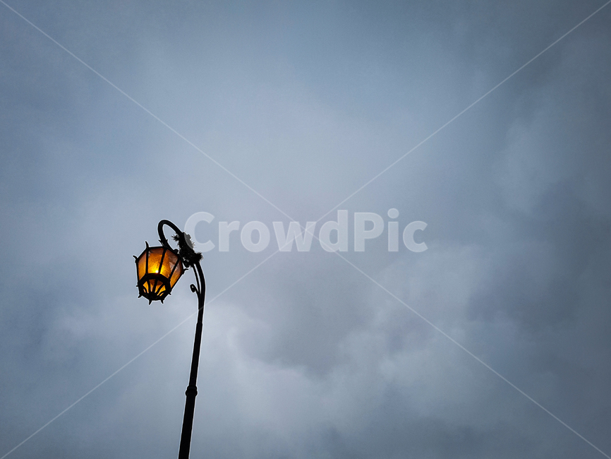 가로등,흐린하늘,streetlamp,streetlight,먹구름,빛,야경,밤,풍경,nightscape,night,landscape,사물,물건,오브젝트,thing,object,matter,lamp post,램프 포스트
