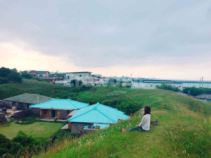 제주도,언덕,지붕,자연,힐링,여행,하늘,옆모습,여자옆모습,앉아있는모습