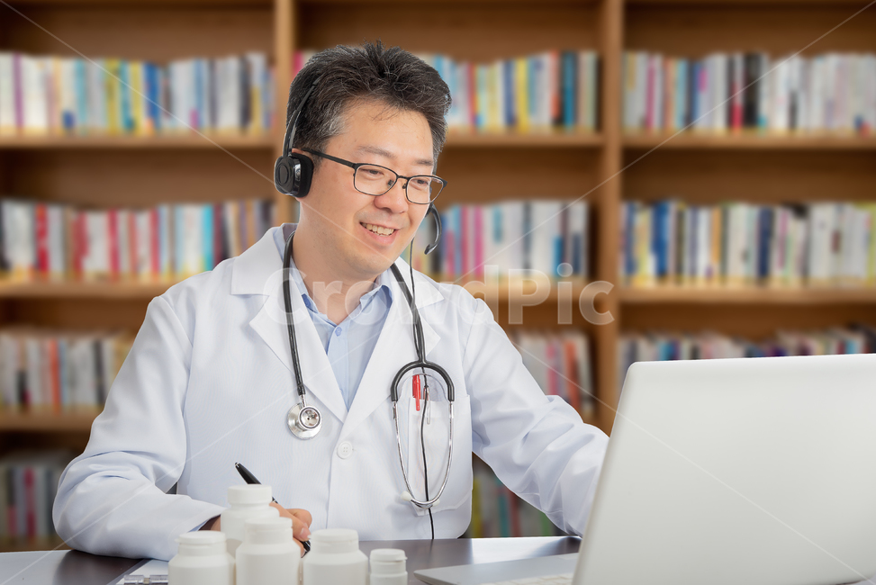 japan,remote,laptop,Asian,professional,chinese,5g,computer,Telemedicine,copy space,bust,man,hospital,attending physician,stethoscope,laugh,1 person,Epidemic,Home treatment,disease,consulting,Medical treatment,diagnosis,health,medicine,Telephone consultati