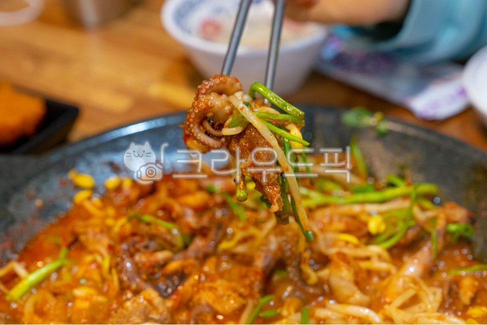 쭈꾸미,볶음,주꾸미,매콤한,쭈꾸미볶음,삼겹살,쭈꾸미삼겹,쭈삼,매운,철판볶음,철판,음식점,식당,젓가락,클로즈업