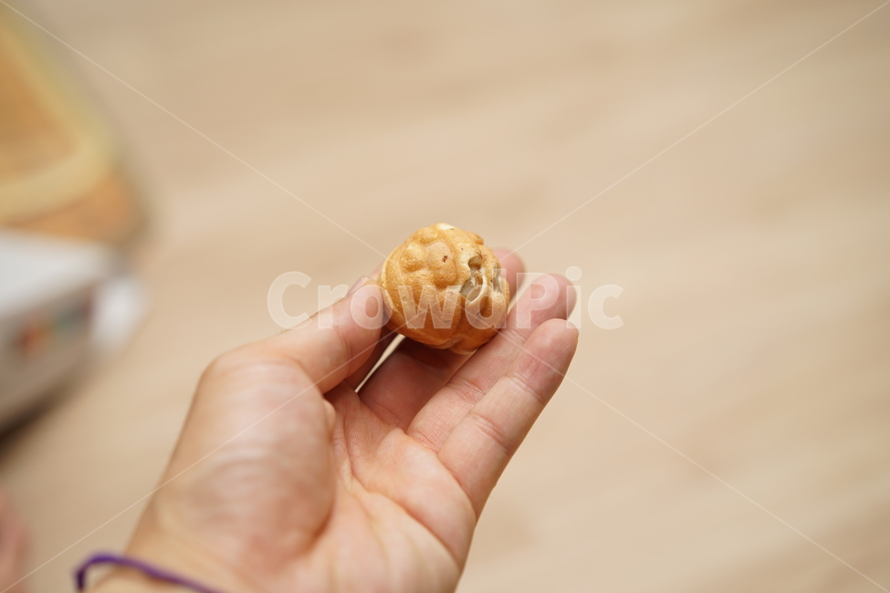 간식,간식거리,주전부리,호두과자,과자,음식,먹방,먹거리,푸드,food,사람,인물,인간,human,person,신체일부,몸,body,음식,식재료,요리,food,cook,meal,dishes,food reserves,디저트,간식,후식,dessert,snack