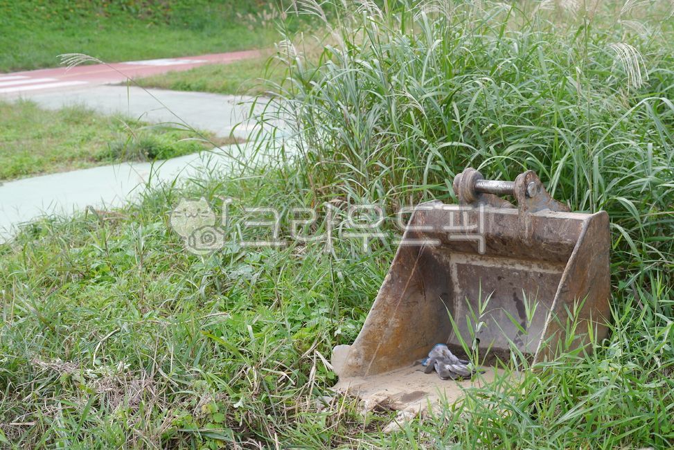 Excavator,bucket,grassfield,construction site,construction equipment,civil engineering,site,equipment,soil,work,construction,outdoor,agricultural machinery,road construction,heavy equipment,excavator,bucket,grassfield,construction,machi