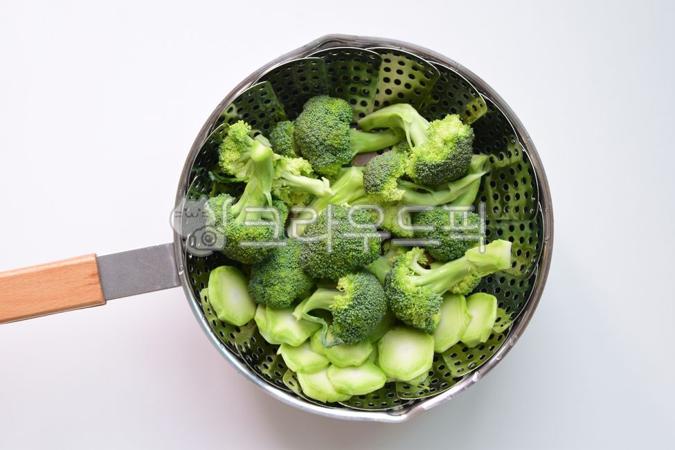 Fresh,cut,stainless steel,broccoli,white background,vegetable,pot,ingredients,diet,flashlight,cropped,green,steamer,health,Subdivision,vitamin,food,stainless,whitebackground,foodreserves,cutting,animated,fresh,brocoli