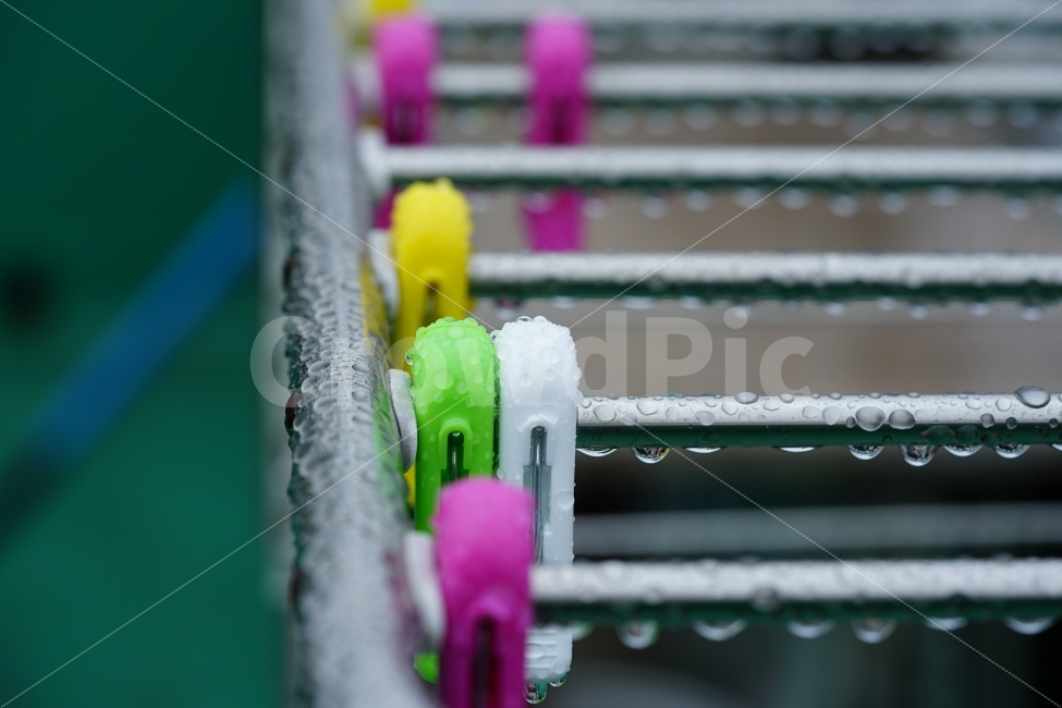 	물방울,빗물,비,물,접사,감성,감성사진,느낌,풍경,비오는날,레인,rain,옷걸이,빗소리,워터,일상,풍경사진,감정,집게,빨래집게,비,비오는날,rain,rainy,사물,물건,오브젝트,thing,object,matter