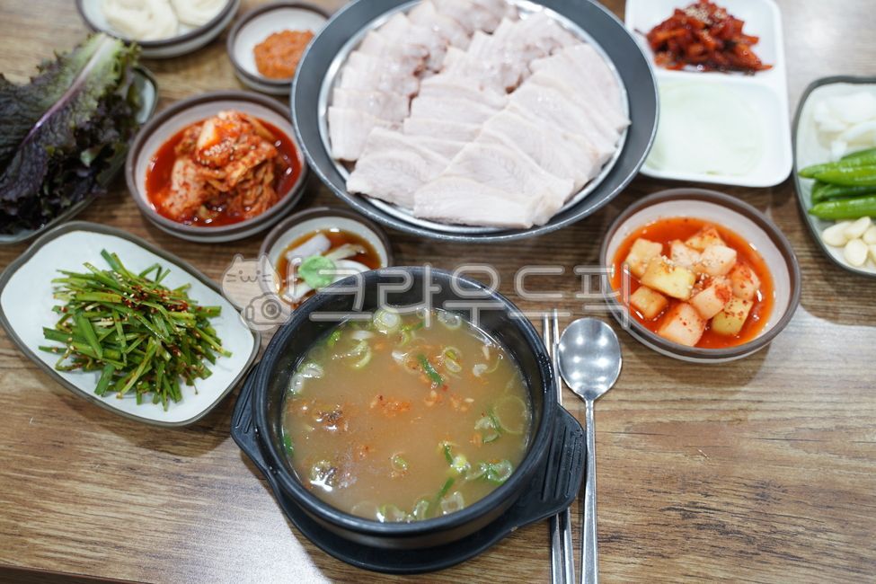 국밥,깍두기,김치,겉절이,수육백반,수육,돼지국밥