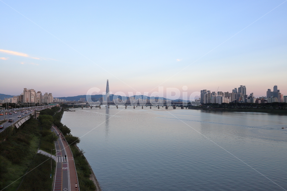 한강,저녁,서울,도로,롯데타워,북부간선도로,자전거도로,노을,강변,한강변,hangangriver,river,water,road,city,seoul,night,강,하늘,빌딩,도시,풍경,city,landscape,한국도시풍경,한국도시경관,korea cityscape