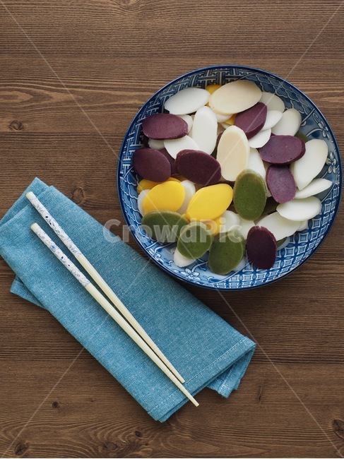 가래떡,떡국떡,떡,오색,오색떡국떡,설날음식,명절음식,오래된,식품및음료,한국음식,한국문화,음식,동아시아문화,건강한식생활,웰빙,문화,아시아,아시아음식,흰색,대한민국,접시,모양,전통,한국,설날,젓가락,한국전통,한국문화,korean traditional,korean culture,음식,식재료,요리,food,cook,meal,dishes,food reserves,한식,한국음식,한국요리,korean food,korean dishes,korean meal,korean cook