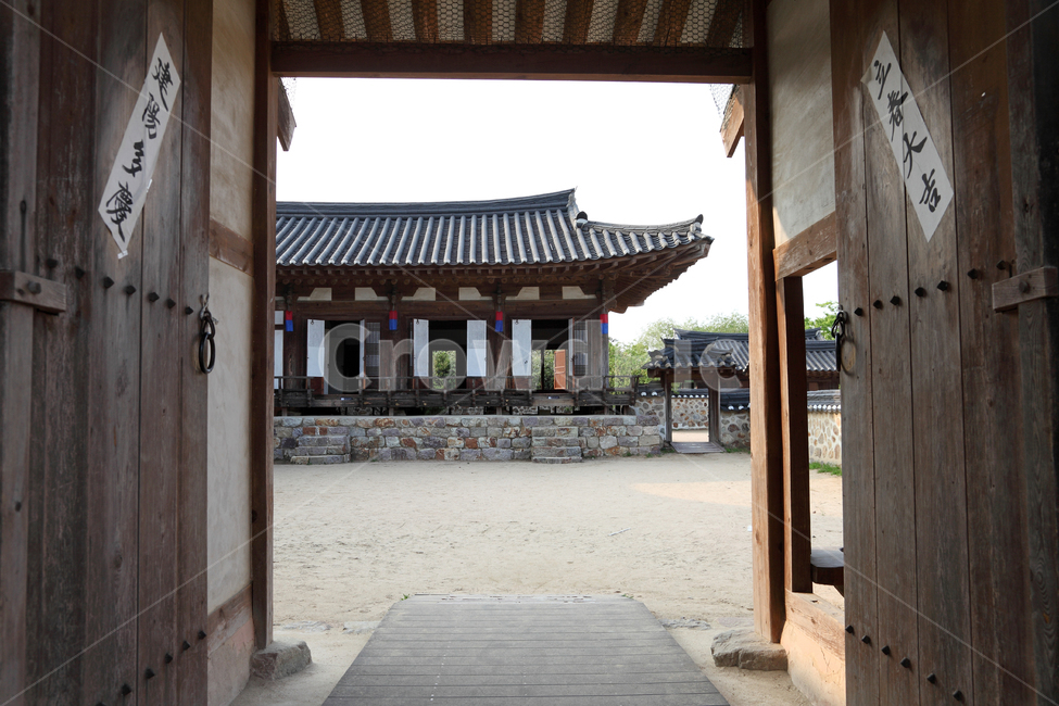 한옥,입구,문,대문,기와집,마당,전통,한국,한국전통,민속,한옥마을,민속촌,양반집,양반,집,주택,배경,백그라운드,땅,풍경,건축,건축물,전통건축,전통건축물,고풍스런,오래된,문화,가옥,전통가옥,입춘대길,건양다경,봄,한국전통,한국문화,korean traditional,korean culture,건축물,건물외관,exterior,building,structure,architecture,construction
