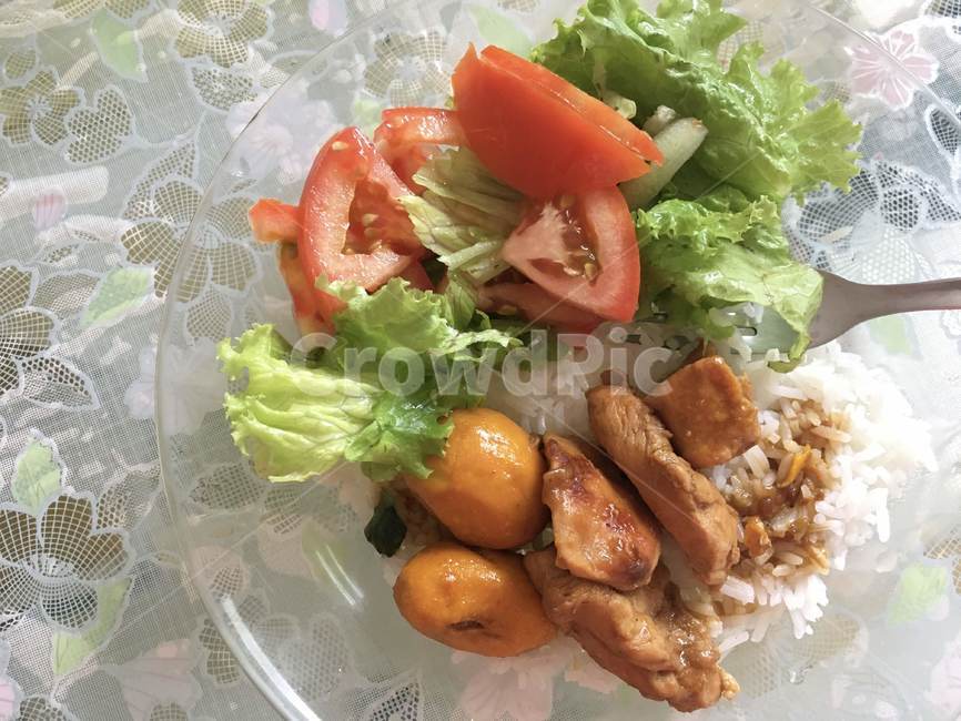 삐끼,pequi,점심,latin,가정식,식사,뻬끼,닭고기,치킨,샐러드,토마토,쌀,밥,고기,홈메이드,요리,유리,그릇,접시,식탁보,home,made,food,style,meal,lunch,chicken,salad,lettuce,tomato,rice,meat,cook,cooking,dishes,glass,plate,tablecloth