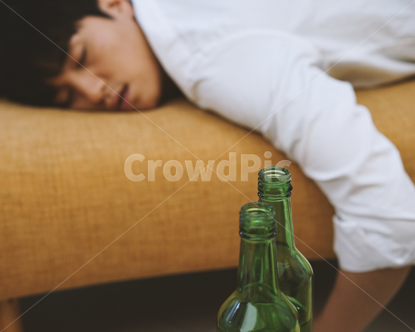 남성,남자,소주병,소주,술,음주,과음,숙취,취객,술병,사람,인물,인간,human,person,남성,남자,man,male,술,주류,alcohol
