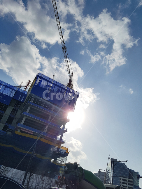 건축,하늘,구름,현대사회,빌딩,공사,크레인,건설,flare,플레어,light,빛,constructioncrane,건설크레인,산업,industry,industrial,건설업,건축업,construction industry