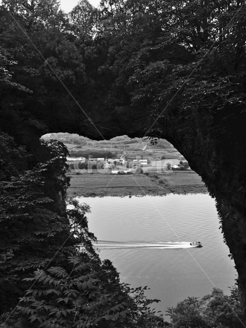 흑백,강,물결,보트,단양,절벽,자연,풍경,nature,landscape,시골,마을,country,rural,town,스포츠,레저,운동,sports,leisure,exercise,흑백,모노톤,monochrome,black and white,교통,교통수단,traffic,transportation,tree,나무,plant,식물,outdoors,옥외