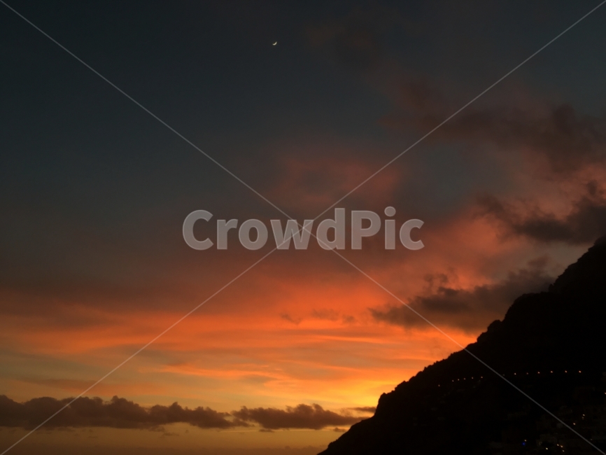 이탈리아,포지타노,Positano,노을,달,Sunset,여행,유럽,자연,풍경,nature,landscape,야경,밤,nightscape,night,색깔,색상,색채,색감,color sense,color sensitivity,feeling of color,outdoors,옥외,sunset,일몰,dawn,새벽,red sky,붉은 하늘,sky,하늘,dusk,황혼