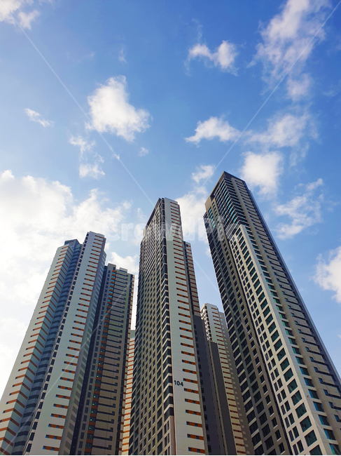 city,고층건물,아파트,building,도시,apartmentbuilding,highrise,하늘,여백,고층아파트,아파트단지,신축아파트,신축건물,건물,풍경,urban,어반,town,주거,건축,건축물,건축물,건물외관,exterior,building,structure,architecture,construction