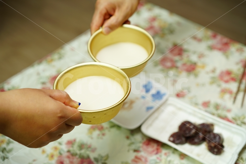 	건배,치얼스,술자리,막걸리,술,일상,먹방,연출,즐거움,짠,손,연출샷,알콜,음주,행복,사람,인물,인간,human,person,신체일부,몸,body,손,제스처,표시,손짓,표현,gesture,hand,sign,expression,술,주류,alcohol,연출,컨셉,콘셉,direction,concept