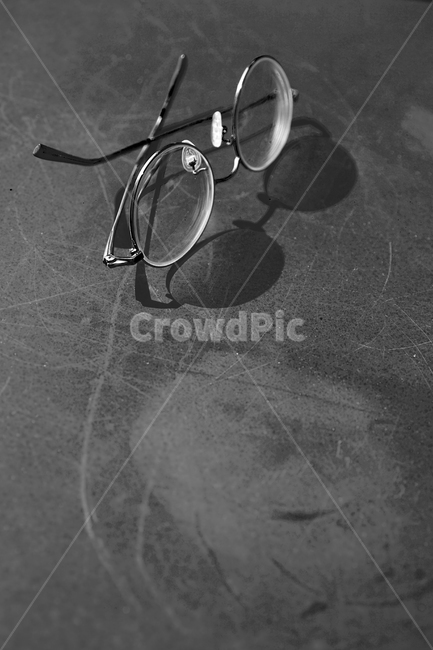안경,안경테,사물,그림자,시력,근시,난시,glasses,흑백,흑백,모노톤,monochrome,black and white,사물,물건,오브젝트,thing,object,matter