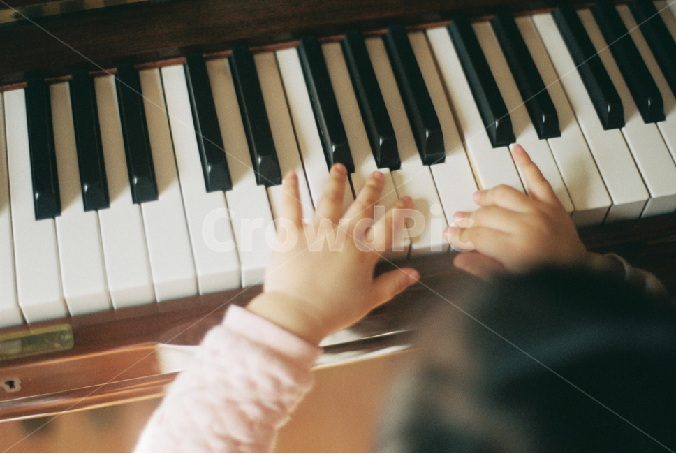 keyboard,piano,babyhands,baby,Hands playing the piano,piano practice,baby hand