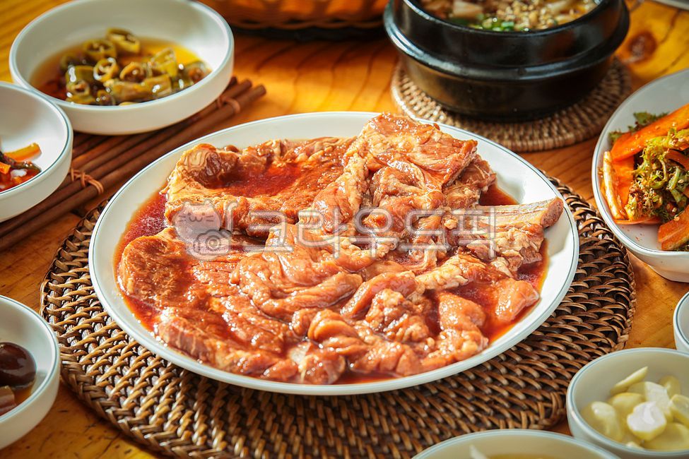 음식,한국음식,전통음식,음식점,한국음식점,식당,요리,맛집,food,접시,한식,한정식,돼지갈비,돼지,고기,숯불돼지갈비,구이,양념갈비,양념돼지갈비,돼지갈비숯불구이,갈비,갈비구이,갈비숯불구이,소스,양념,돼지고기,식사,전통갈비,숯불갈비,메뉴,접시받침,받침,대나무받침,트레이,나무트레이,대나무트레이,라탄,라탄받침