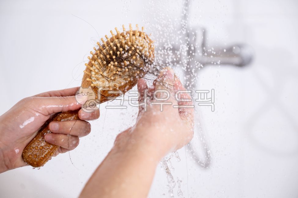 탈모,탈모증,빗,걸려있는,환절기,환자,여성,충격,여자,스트레스,머리카락,머리,빠진,빠지는,보여주는,보여주다,물방울,튀는,튀기는,물,욕실,샤워,샤워실,수도꼭지,샤워기,수전,손,화이트,하얀,흰색,질병,클리닉,관리,신체,손에,쥐고있는,쥐다,들고있는,뷰티,의료,치료,우울,의학,위축,주눅,엉킨,엉킴,괴로운,손상,고통,컨셉,아웃포커스,걱정,근심,문제,상실