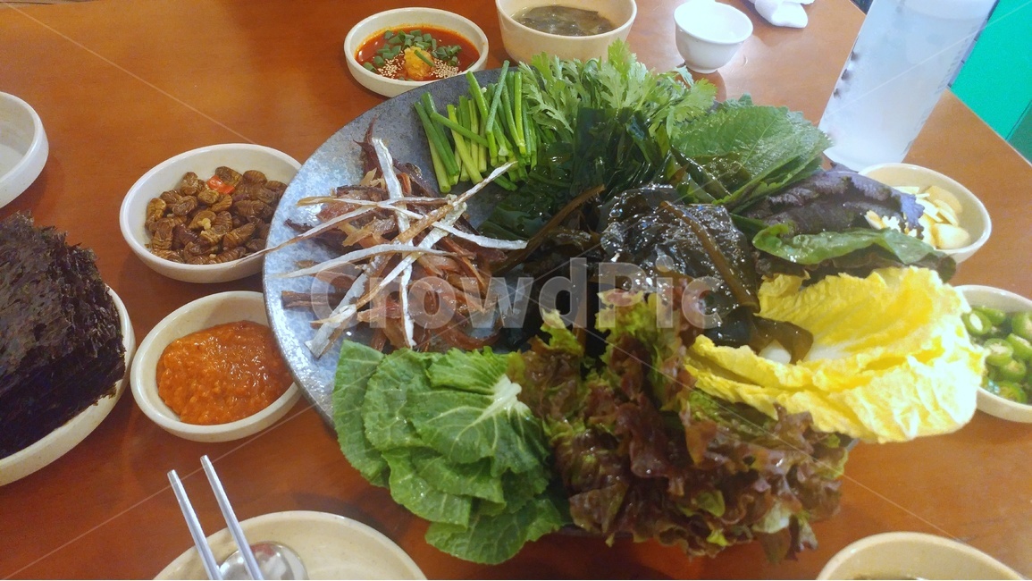 음식,회,쌈,채소,과메기,횟집,맛집,번데기,상추,쌈장,김,깻잎,소주,술,마늘쫑,식사,젓가락,숟가락,마늘,소주잔,음식,식재료,요리,food,cook,meal,dishes,food reserves,한식,한국음식,한국요리,korean food,korean dishes,korean meal,korean cook