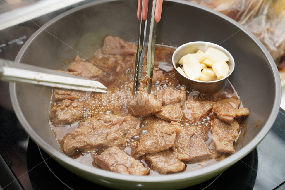 갈비,돼지갈비,육류,육식,구이,안주,먹거리,식사,음식,food,마늘,집게,음식,식재료,요리,food,cook,meal,dishes,food reserves