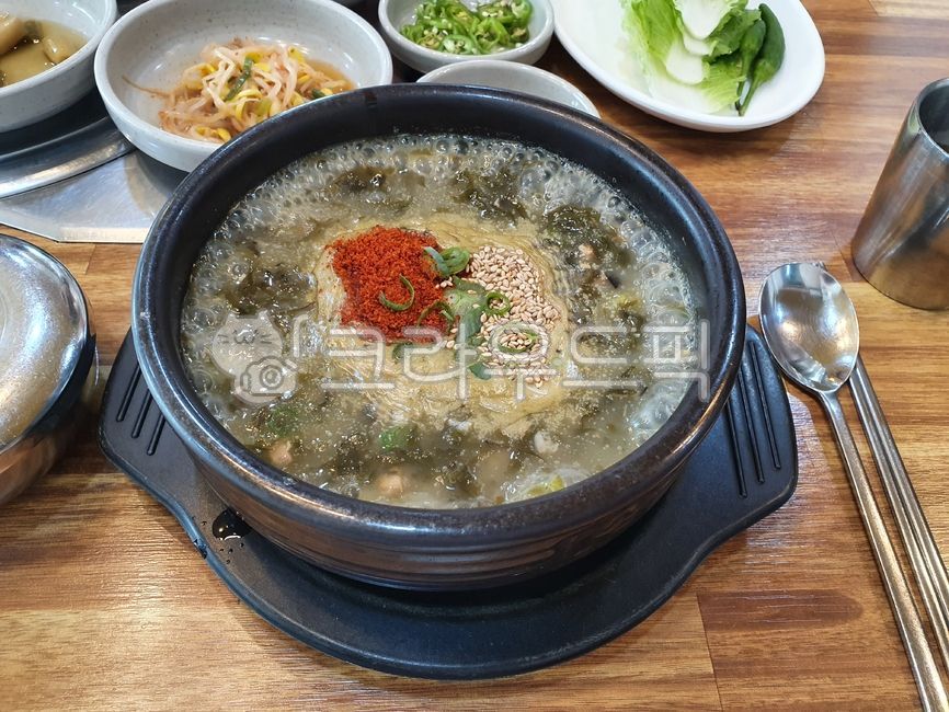 몸국,제주도토속음식,제주도,뚝배기,뚝배기요리,요리,국물요리,국물음식,해장국,수저,반찬,뜨거운음식,겨울음식,고춧가루,파,구수한음식,제주전통,모자반,모자반국,식재료,토속음식,접시,음식,식사,그릇,dish,food,meal,bowl