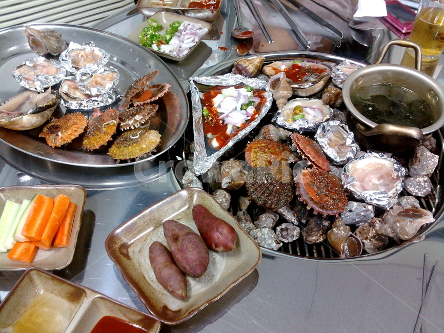 조개,조개구이,안주,해산물,가리비,전복,소라,구이요리,숯불구이,바비큐,조개류,해산물요리,한국음식,반찬,식사,맛집,식도락,별미,신선함,풍미,영양만점,제철요리,알루미늄포일,마늘소스,양념장,미역국,채소스틱,고구마,구운고구마,회식,모임,술안주,캠핑음식,야외요리,바닷가,여행,푸짐함,테이블세팅,조개찜,감칠맛,음식,식재료,요리,food,cook,meal,dishes,food reserves,수산물,해산물,fishery products,seafood