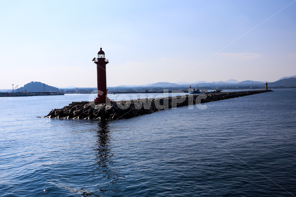 배경,풍경,여행,경치,제주,제주도,하늘,등대,탑,바닷가,해안가,방파제,물결,파도,구름,안전,항해,섬,빨간색,부두,테트라,바다,건축물,lighthouse,tower,등대,lighthouse