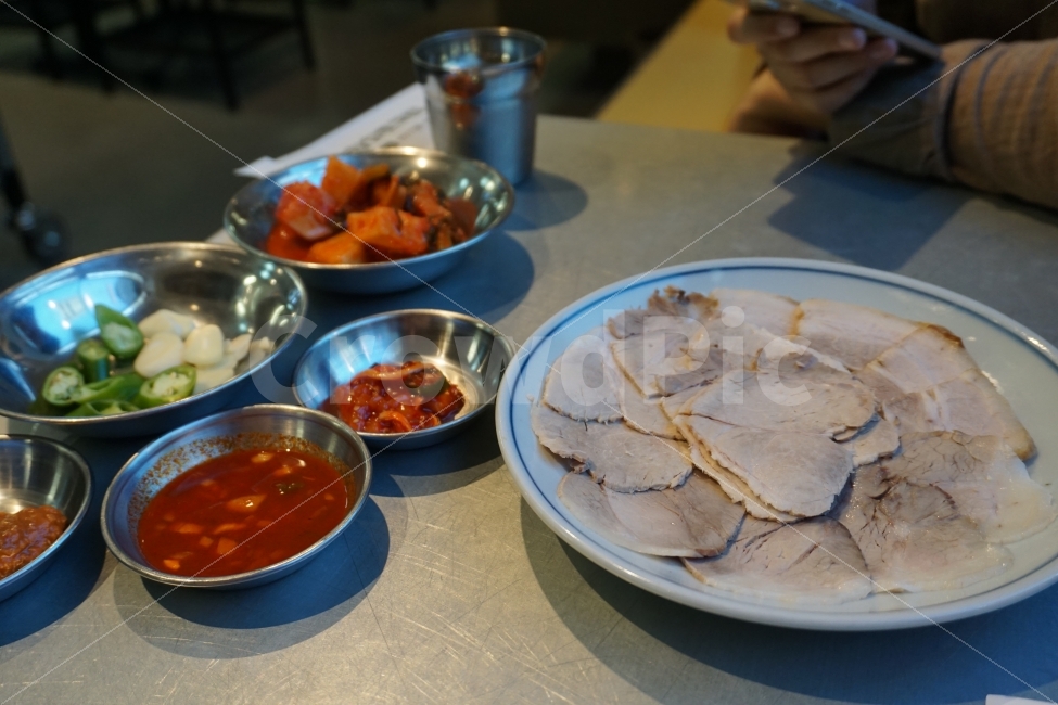 수육,야식,한식,음식,백반,정갈,음식점,김치,젓갈,반찬,식사,음식,식재료,요리,food,cook,meal,dishes,food reserves,육류,고기,meat,한식,한국음식,한국요리,korean food,korean dishes,korean meal,korean cook