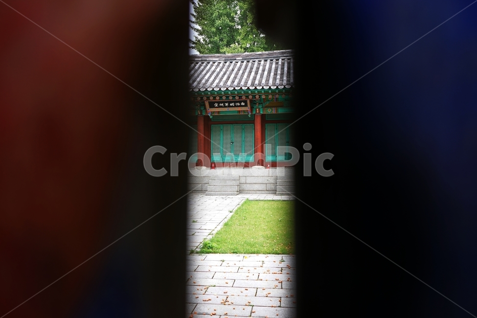 엿보기,몰래보기,사당,전통,기와,건축물,고건축,문틈,틈새,전통건축,기와집,지붕,한옥,패턴,옥상,배경,전통적인,한국의construction,한국전통,한국문화,koreantraditional,koreanculture,건물외관,exterior,building,structure,architecture,남이장군사당,한국전통,한국문화,korean traditional,korean culture,건축물,건물외관,exterior,building,structure,architecture,construction