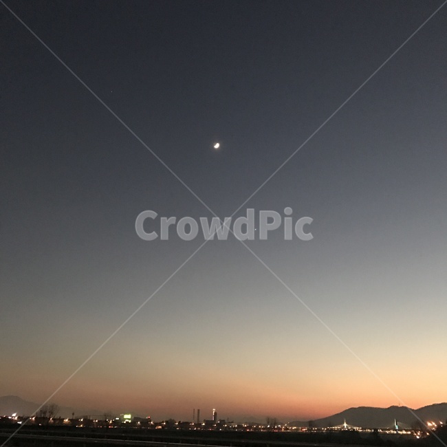 밤하늘,달,가을하늘,노을,해질녘,달빛,야경,도심,하늘,풍경