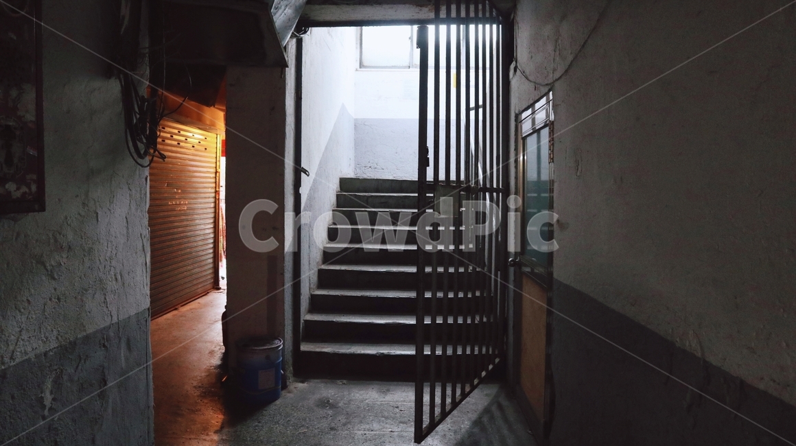 계단,불빛,조명,철창,대문,어둠,골목,뒷골목,light,빛,dark,stair