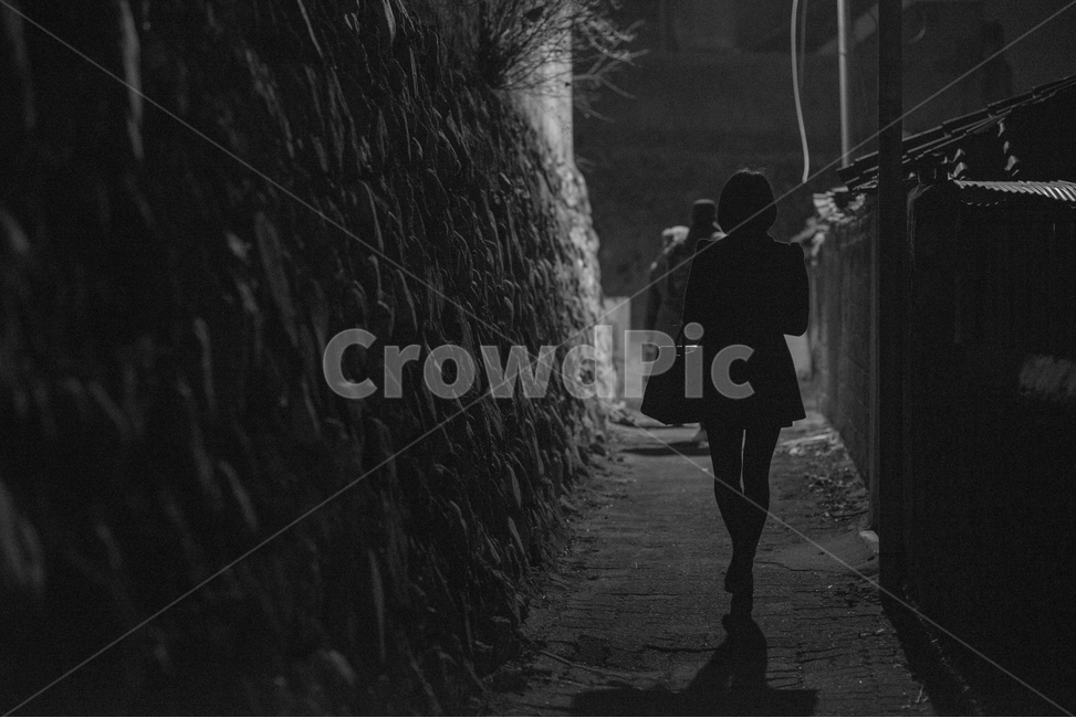 골목길,퇴근길,실루엣,밤길,스토커,거리,골목길,alley,사람,인물,인간,human,person,여성,여자,woman,female,lady,흑백,모노톤,monochrome,black and white,고독함,외로움,쓸쓸함,우울함,슬픔,lonely,solitary,building,건물,urban,어반,town,도시,road,도로,city,시티,street,walking,보행,pedestrian,보행자