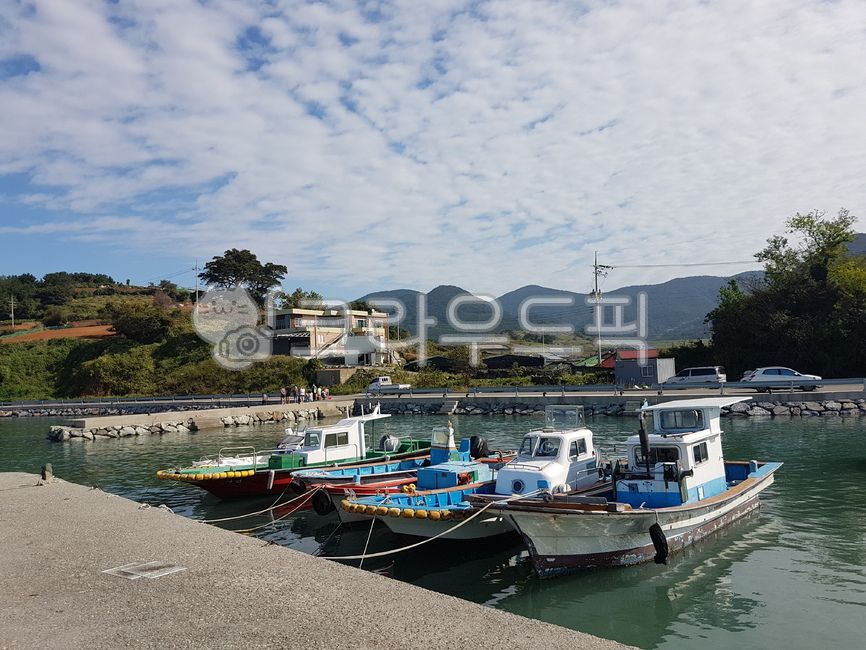 어촌,바다,부둣가,배,고기잡이배,어촌생활,어촌마을,뭉게구름,물가