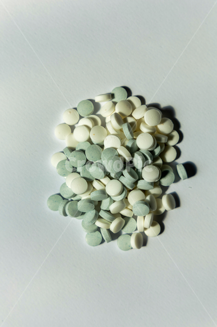 care,closeup,dose,drug,green,health,healthy,illness,medical,medicament,medication,medicine,nutrition,pharmaceutical,pharmacy,pill,prescription,tablet,vitamin,white,약,비타민,알약,캡슐,치료약