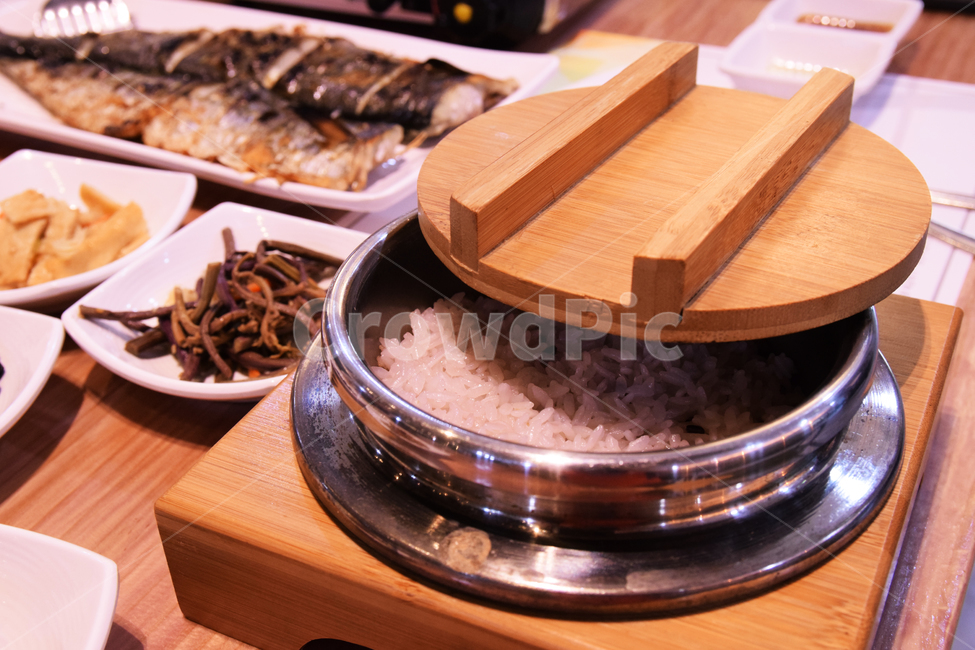 생선,돌솥밥,반찬,생선구이,삼치,삼치구이,음식,고기,fish,grilled,roasted,food,음식,식재료,요리,food,cook,meal,dishes,food reserves,한식,한국음식,한국요리,korean food,korean dishes,korean meal,korean cook