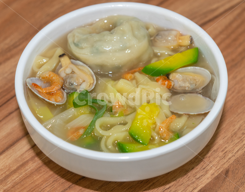 pepper,seasoning,tableware,onion,broth,noodle,Kalguksu,green onion,bowl,hand kalguksu,seafood kalguksu,Korean food,clam shell,clams,cooking,boil,clam meat,Korea,seafood,marine products,noodles,Korean cuisine,dumplings,tongs,cuisine,dishes,clam kalguksu,fo
