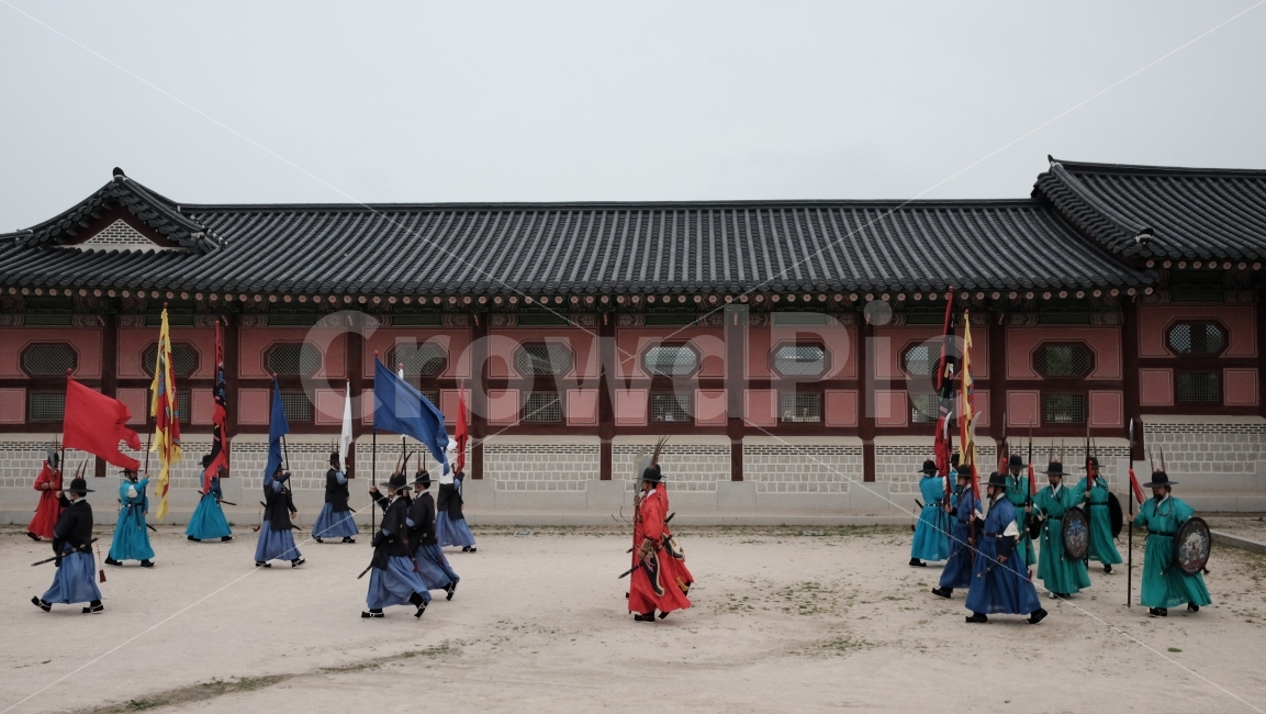 수문장,교대식,경복궁,궁,궁궐,한옥,옛날,복장,멋있는,관군,한국전통,한국문화,korean traditional,korean culture,랜드마크,landmark,tourist attraction,한국랜드마크,한국관광지,한국명소,korea landmark,korea tourist attraction,사람들,대중,군중,other people,crowd,축제,행사,festival,carnival,event