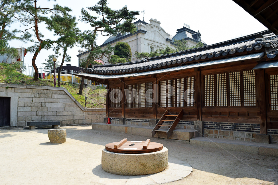 운현궁,궁전,한국문화재,전통문화,기와,실외,gate,문,patio,안마당,porch,현관,건축,건물외관,하늘,계단,기와집,사적,과거,역사,조선시대,한국전통,한국문화,korean traditional,korean culture