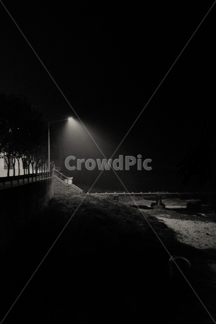 lighting,조명,흑백사진,흑백,그림자,shadow,실루엣,silhouette,grayscale,blackandwhite,black,다리,징검다리,밤,저녁,불빛,빛,steppingleg,어둠,night,light,dark,darkness,bridge,야경,밤,풍경,nightscape,night,landscape