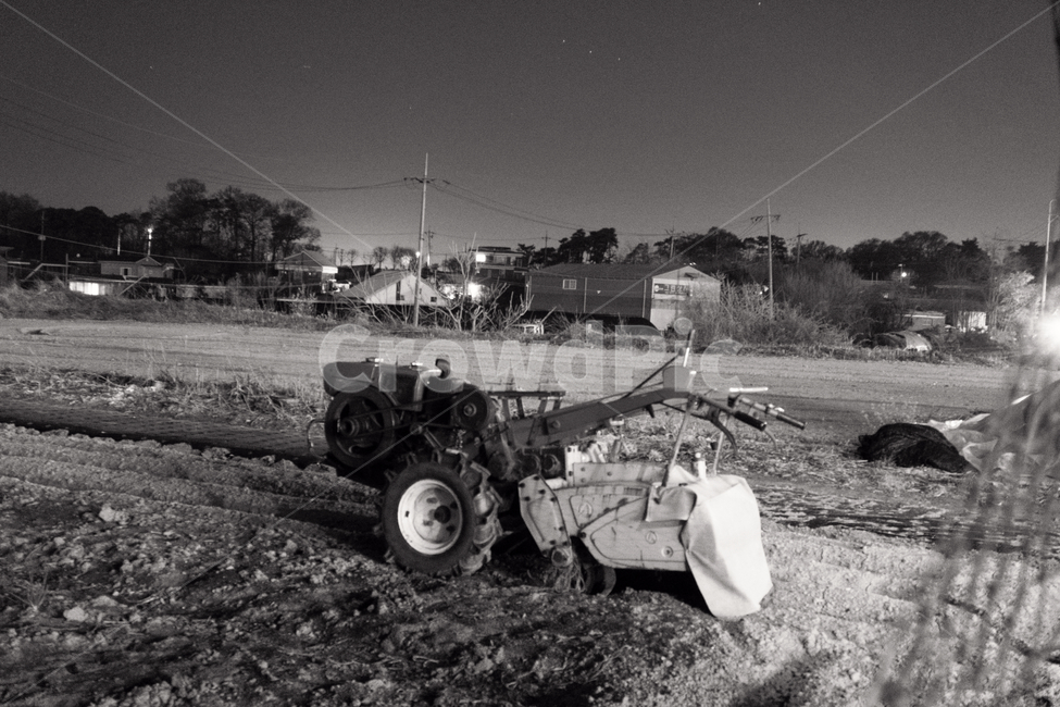 시골,흑백,경운기,저녘,농사,시골,마을,풍경,landscape,country,rural,town,흑백,모노톤,monochrome,black and white,산업,industry,industrial,농업,농사,agriculture,farming,farming industry