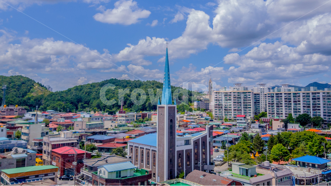 도시,교회,풍경,건축물,건물,하늘,구름,산,여름,나무,청량,도시,풍경,city,landscape,한국도시풍경,한국도시경관,korea cityscape,색깔,색상,색채,색감,color sense,color sensitivity,feeling of color,building,steeple,뾰족한 탑,spire,첨탑,tower,탑,architecture