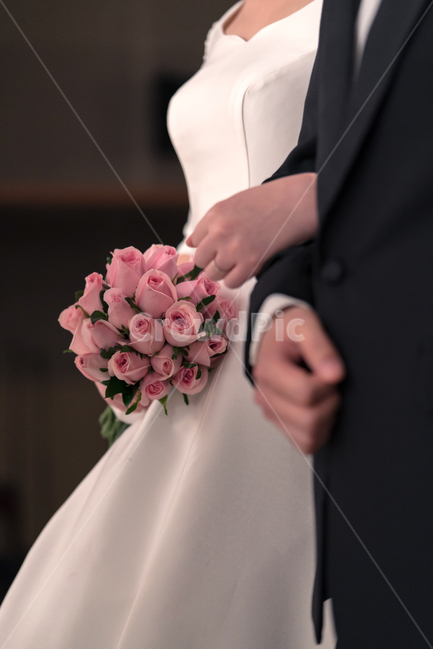 결혼,혼례,신랑,신부,실내,의식,웨딩,드레스,정장,엄숙,경건,손,손목,손가락,예식,본식,반지,예물,장미,꽃,분홍색,흰색,녹색,빨간색,남자,여자,결혼,혼례,웨딩,wedding,marriage,marry