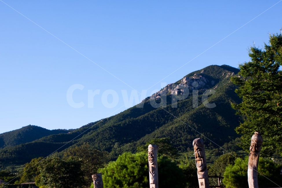 산,시골,풍경,장승,농촌,시골풍경,풍경사진,대한민국,한국,mountain,country,countryside,ruralarea,farmvillage,farmingarea,korea,korean,southkorea,landscape,nature,자연,자연사진,자연,풍경,nature,landscape,한국자연풍경,한국자연경관,korea nature landscape,한국전통,한국문화,korean traditional,korean culture,조각상,동상,석상,조형물,statue,bronze statue,stone statue,종교,신앙,religion,belief,faith,architecture,건축물,building,건물,symbol,상징,emblem